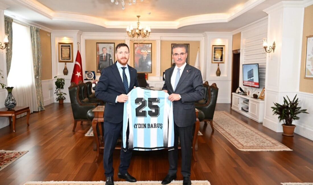 Başkan Dal’dan Vali Baruş’a 25 numaralı forma Erzurumspor F.K. Kulüp Başkanı Ahmet Dal, Vali Aydın Baruş’u makamında