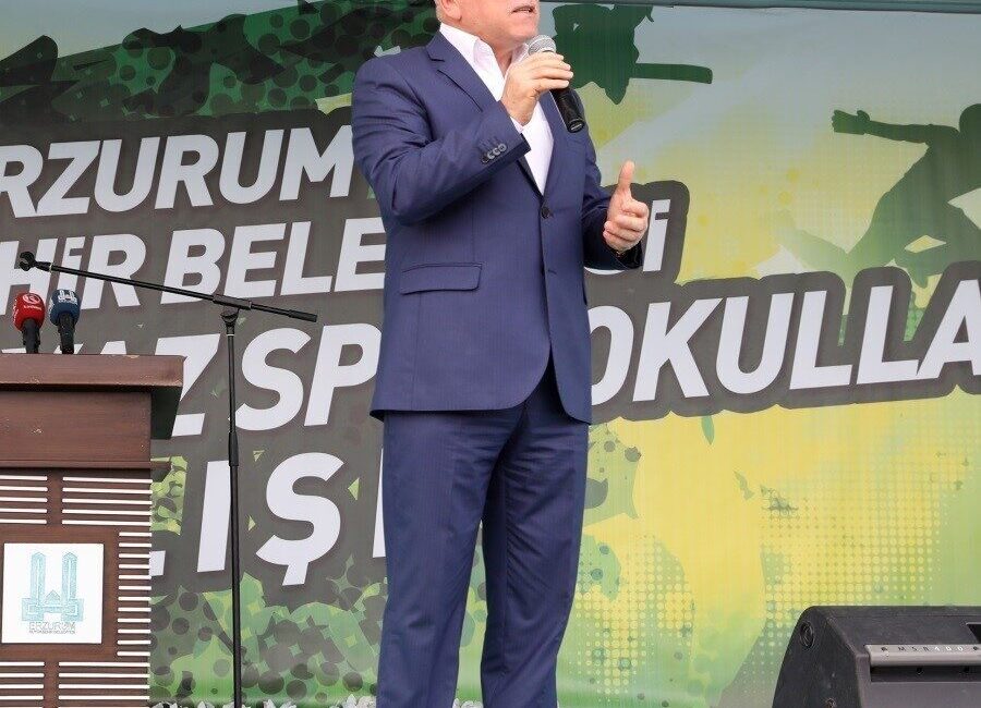 Erzurum Büyükşehir Belediye Başkanı Mehmet Sekmen, gençliğe ve spora yapılan