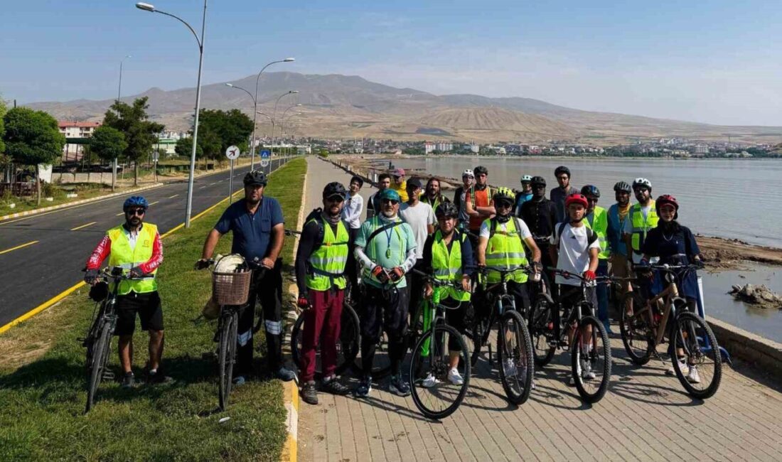 Bitlis’te 30 bisikletli 90 kilometre pedal çevirip Ahlat’ın tarihi mirasını ziyaret etti BİTLİS (İHA) – Bitlis Nemrut Jeopark Spor Kulübü tarafından Türkiye