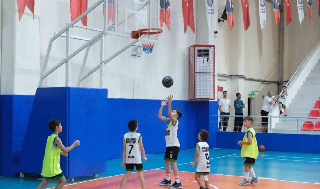 Aydın’ın Buharkent ilçesinde düzenlenen ’Kentin Çocukları Basketbol Turnuvası’ Erkek Grubu