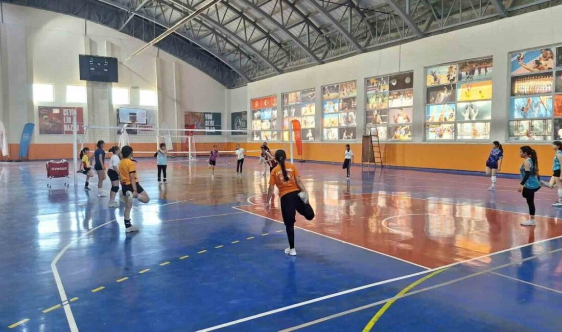 Muş’un Bulanık ilçesinde Yaz Spor Okulları kapsamında gerçekleştirilen voleybol antrenmanları,