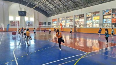 Muş’un Bulanık ilçesinde Yaz Spor Okulları kapsamında gerçekleştirilen voleybol antrenmanları,