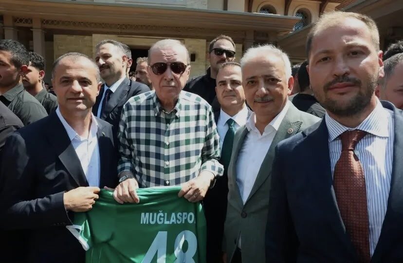 Cumhurbaşkanı Erdoğan’a Muğlaspor forması takdim edildi Muğlaspor Kulüp Başkanı Menaf Kıyanç, Cumhurbaşkanı Recep Tayyip Erdoğan’ın Marmaris
