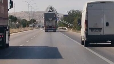 Afyonkarahisar’da damperini açık unuttuğu kamyonla ilerleyen sürücünün yaklaşık 6 metre