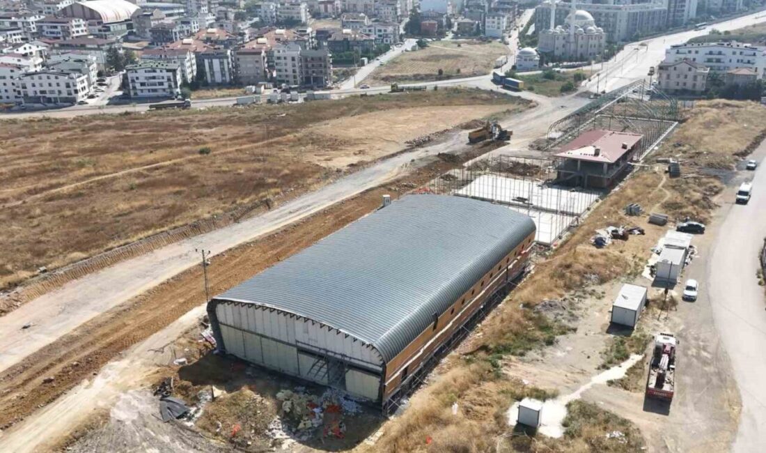 Kocaeli’nin Darıca ilçesinde yapımı devam eden Atatürk Caddesi Spor Kompleksi