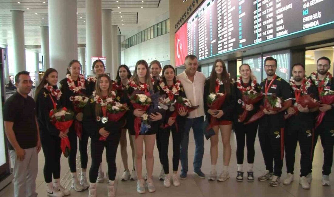 Dünya ikincisi Türkiye U17 Kız Voleybol Milli Takımı çiçeklerle karşılandı Şili’de düzenlenen 2026 FIVB U17 Kızlar Dünya Şampiyonası’nda ikinci olan