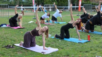 Efeler Belediyesi, Pınarbaşı Mesire Alanı’nda düzenlediği açık hava yoga ve