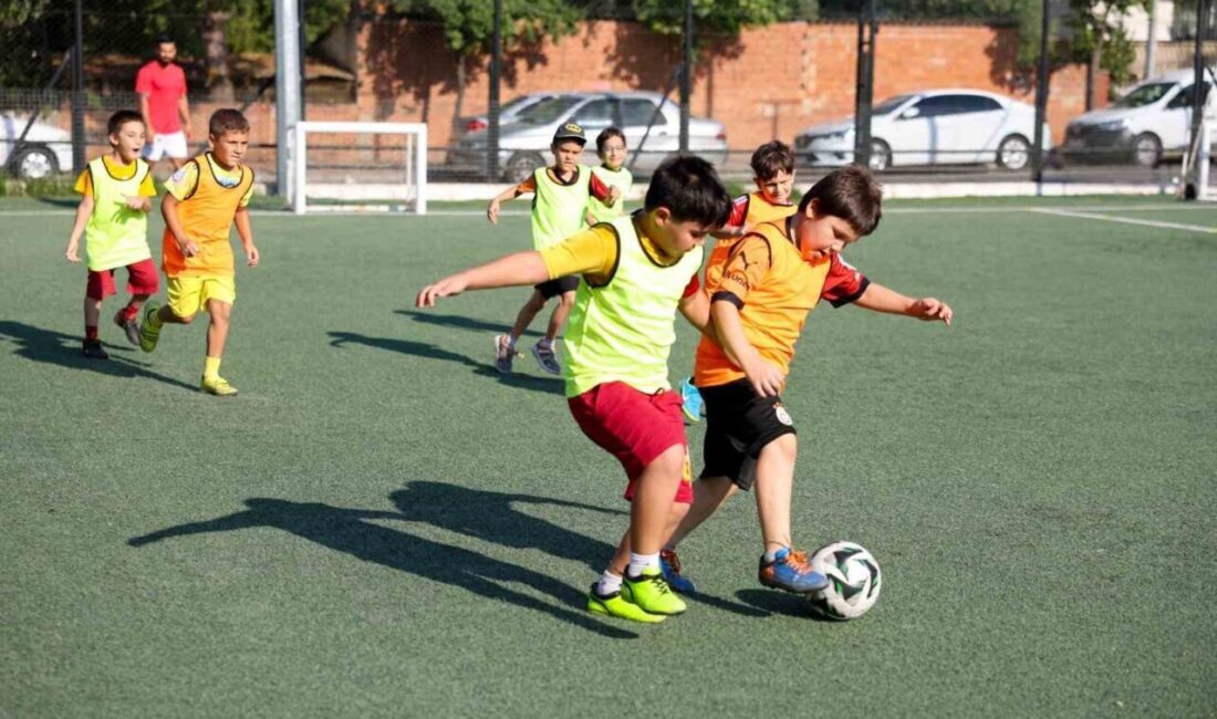Efeler Belediyesi’nin ücretsiz futbol kurslarında 6-11 yaş grubundaki çocuklar, haftanın