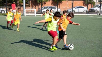 Efeler Belediyesi’nin ücretsiz futbol kurslarında 6-11 yaş grubundaki çocuklar, haftanın