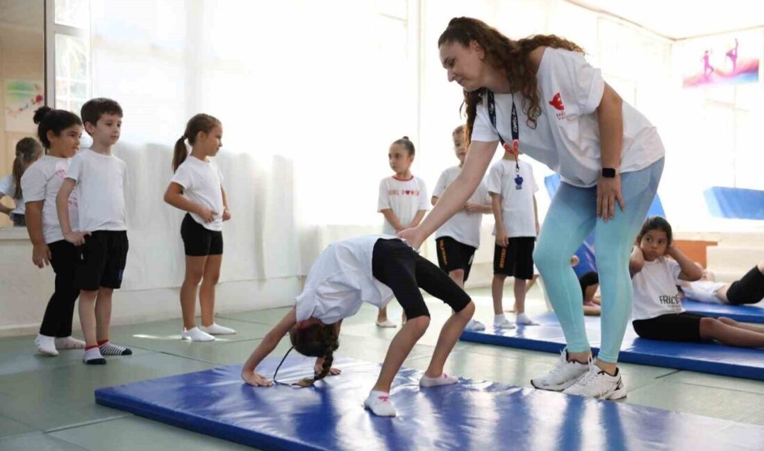 Efeler Belediyesi’nin yaz kursları kapsamında düzenlenen jimnastik eğitimine katılan çocuklar,
