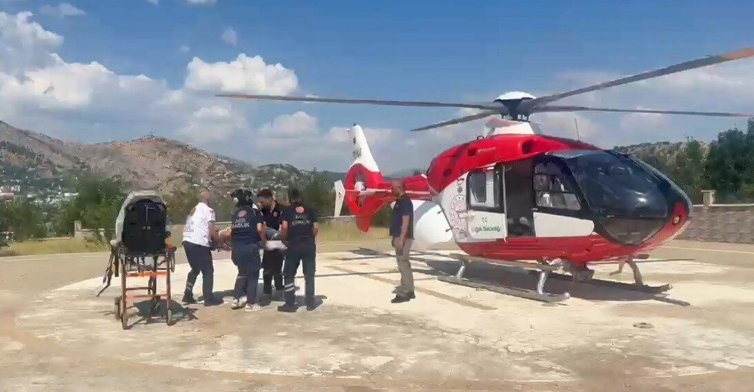 Tunceli’de elinden yaralanan 27 yaşındaki hasta ambulans helikopterle Malatya’ya sevk