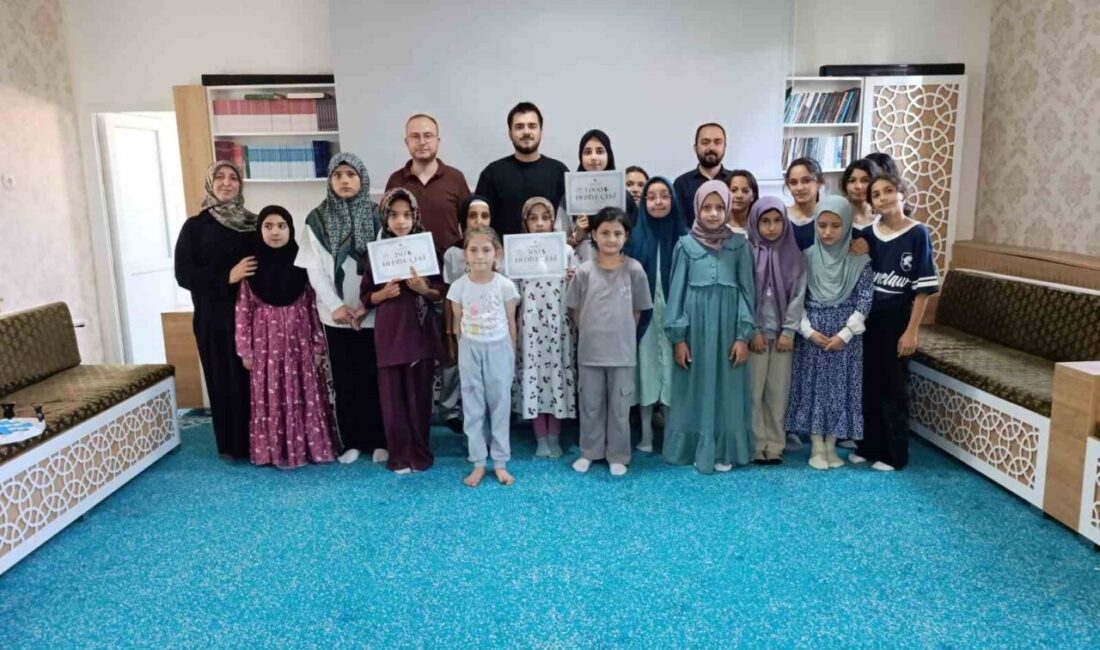 Emirdağ’da ‘Hava Hokeyi Turnuvası’ düzenlendi Afyonkarahisar’ın Emirdağ ilçesinde Yaz Kur’an Kursları etkinlikleri çerçevesinde; kız öğrencilerine