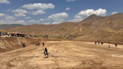 Van’ın Erciş ilçesi Ulupamir Mahallesi’nde düzenlenen Kökbörü Ligi yarı final