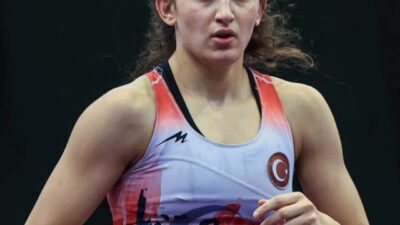 Slovakya’nın başkenti Bratislava’da düzenlenen U20 Dünya Güreş Şampiyonası’nda mücadele eden