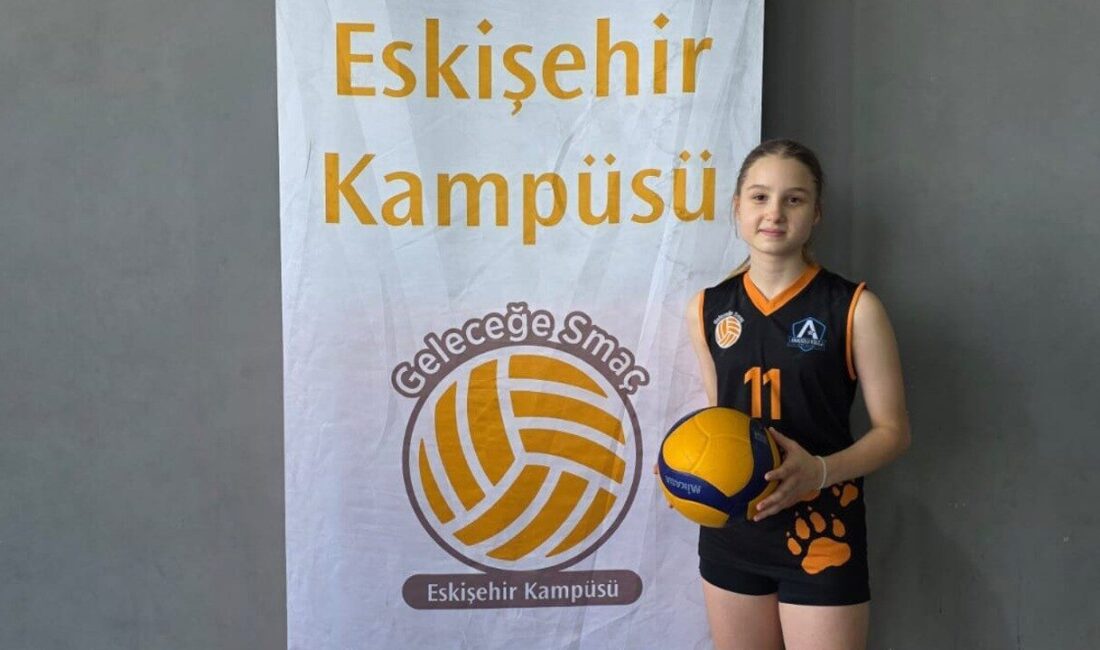 Eskişehir’de yetişen 11 yaşındaki sporcu, köklü voleybol kulübünün altyapısına transfer oldu Eskişehir Anadolu Kolej Spor Kulübü’nde yetişen 2015 doğumlu genç voleybolcu,