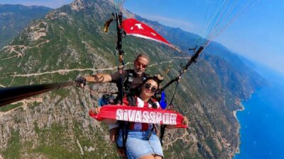 Sivaslı Meral Bahtiyar, Fethiye’de yamaç paraşütü yaparken Sivasspor atkısı açarak
