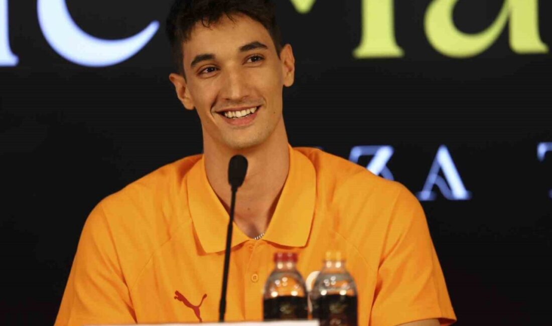 Galatasaray Erkek Voleybol Takımı’nın yeni transferi Efe Mandıracı için imza