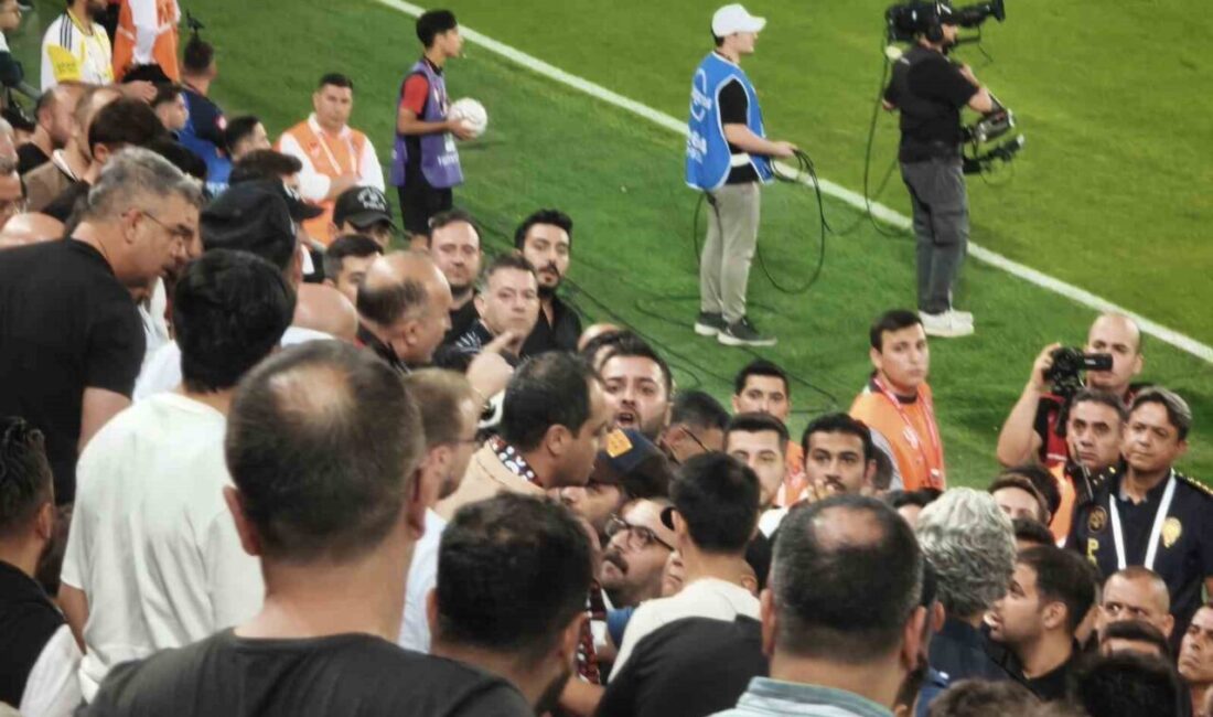 Fenerbahçe maçı sırasında Gençlerbirliği tribünlerinde çıkan kavga golle son buldu.