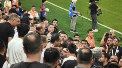 Fenerbahçe maçı sırasında Gençlerbirliği tribünlerinde çıkan kavga golle son buldu.