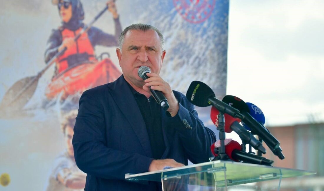 Gençlik ve Spor Bakanı Osman Aşkın Bak, Fatih’te düzenlenen Yaz