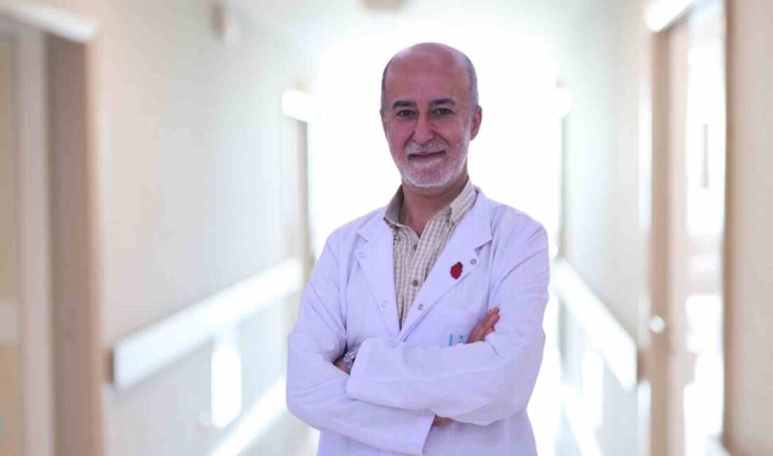 Göğüs ağrısının nedeninin yalnızca belirtilere bakılarak belirlenemeyeceğini vurgulayan Op. Dr.
