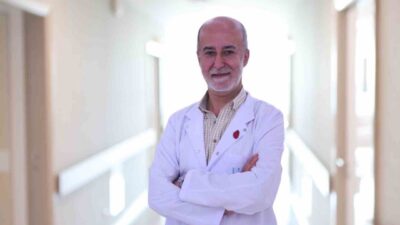 Göğüs ağrısının nedeninin yalnızca belirtilere bakılarak belirlenemeyeceğini vurgulayan Op. Dr.