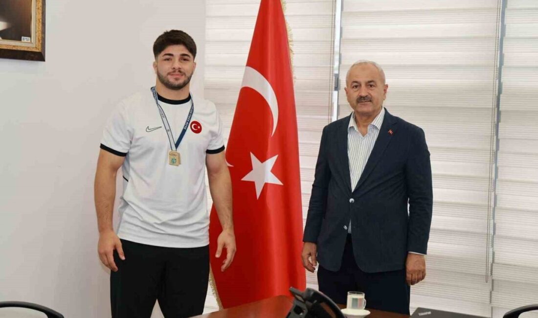 Kocaeli’de düzenlenen Uluslararası Güreş Turnuvası’nda birinci olan Gebze Belediyesi Spor