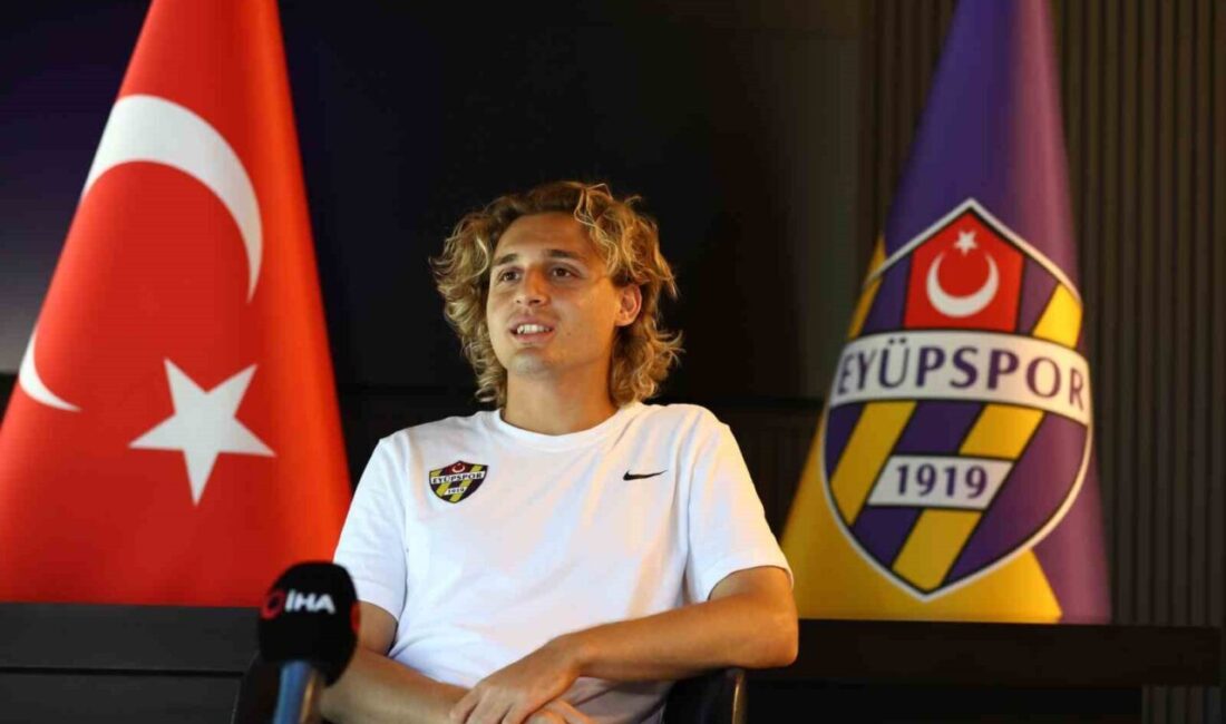 Hamza Akman: “Galatasaray altyapısında sorun olduğunu düşünmüyorum” Galatasaray altyapısında yetiştikten sonra A takımda istediği forma şansını bulamayarak