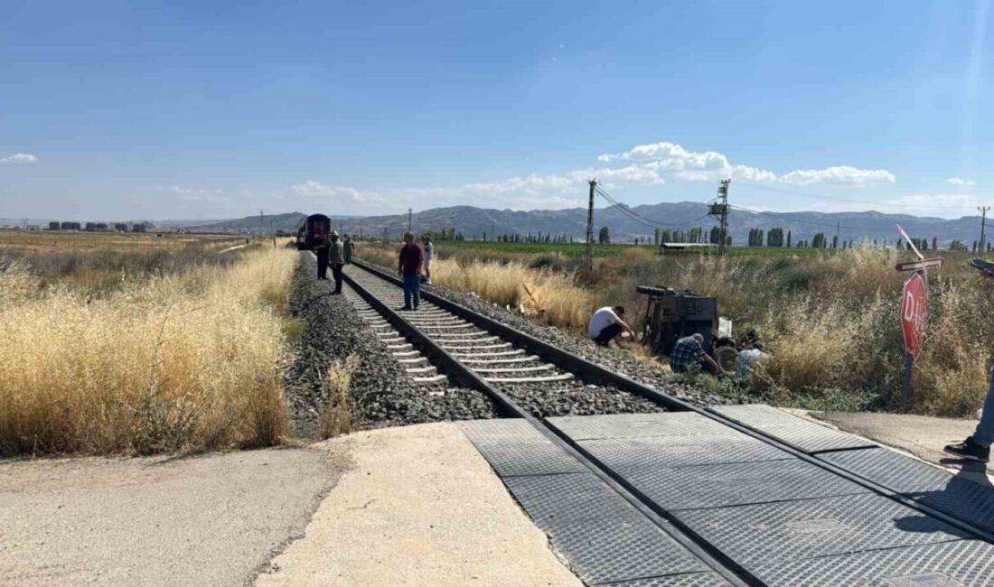 Afyonkarahisar’da trenin “pat pat” diye tabir edilen tarım aracına çarpması