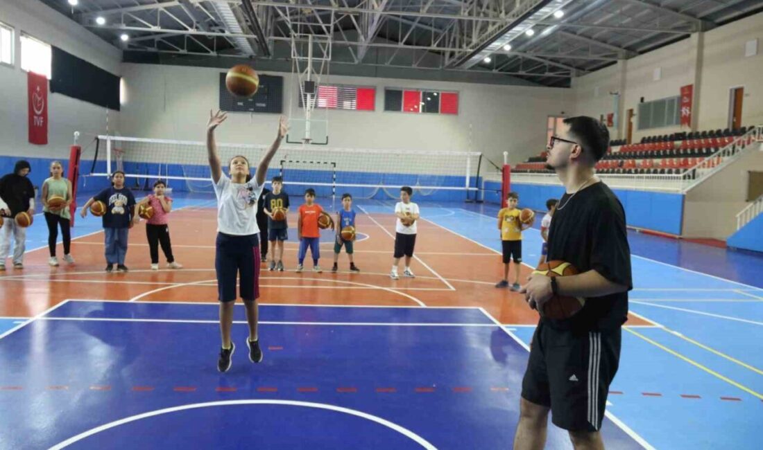 İşitme engelli Koç Fikret Sözen, parkenin yıldızlarını yetiştiriyor Eskişehir’de 14 yıldır basketbol antrenörlüğü yapan işitme engelli basketbol antrenörü