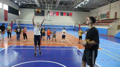 Eskişehir’de 14 yıldır basketbol antrenörlüğü yapan işitme engelli basketbol antrenörü