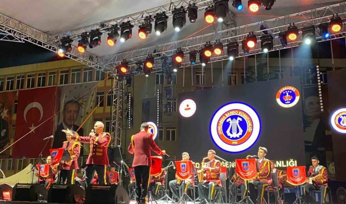 Jandarma Genel Komutanlığı Bandosu Afyonkarahisar’da sahne aldı “Büyük Taarruz Zafer Haftası” etkinlikleri çerçevesinde Afyonkarahisar’da sahne alan Jandarma