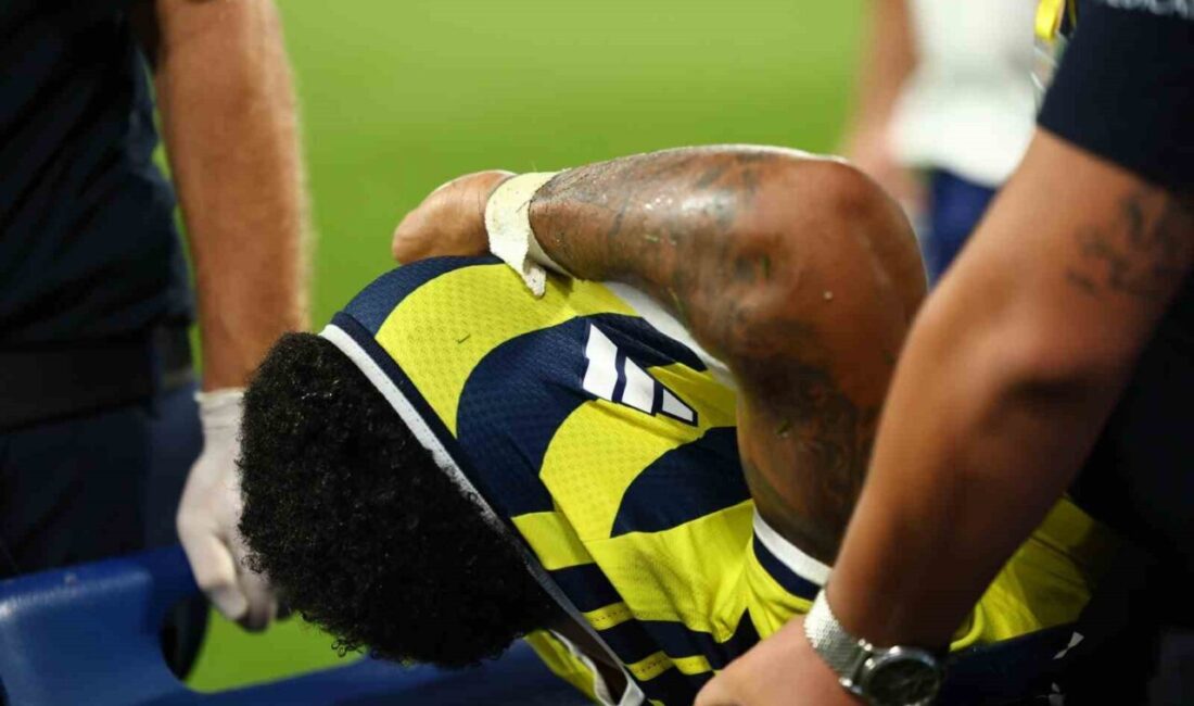 Fenerbahçe’nin Hollandalı savunma oyuncusu Jayden Oosterwolde, Sturm Graz karşısında sakatlık