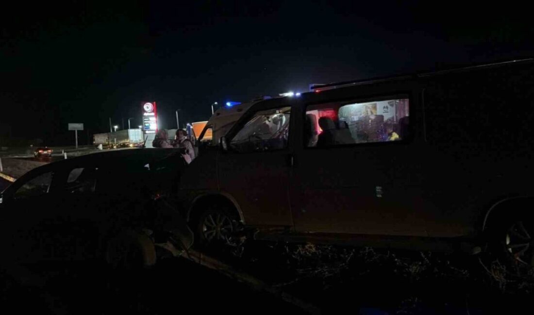 Afyonkarahisar’da kamyonet ile otomobilin çarpışması sonucu meydana gelen trafik kazasında