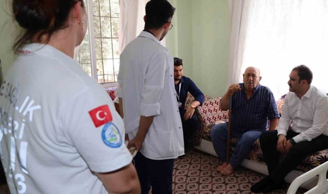 Aydın’ın Karacasu ilçesinde evde sağlık hizmetleri kapsamında vatandaşlar evlerinde ziyaret