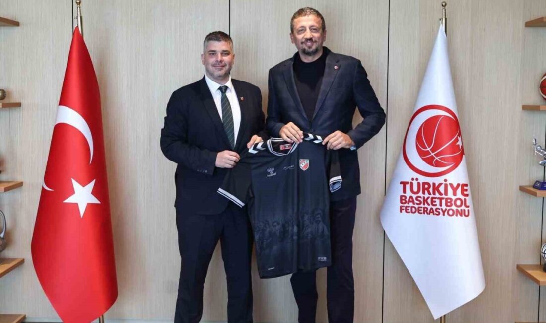 Karşıyaka Spor Kulübü Başkanı Yiğit Tusder ve beraberindeki yöneticiler, Basketbol