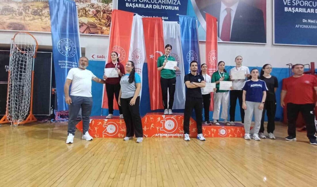 Afyonkarahisar’da düzenlenen Anadolu Yıldızlar Ligi (ANALİG) Karate Şampiyonası finallerinde mücadele