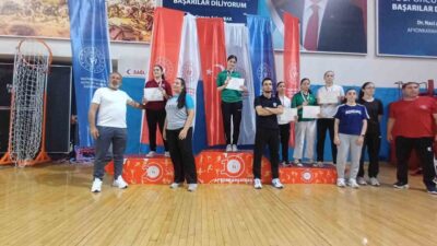 Afyonkarahisar’da düzenlenen Anadolu Yıldızlar Ligi (ANALİG) Karate Şampiyonası finallerinde mücadele