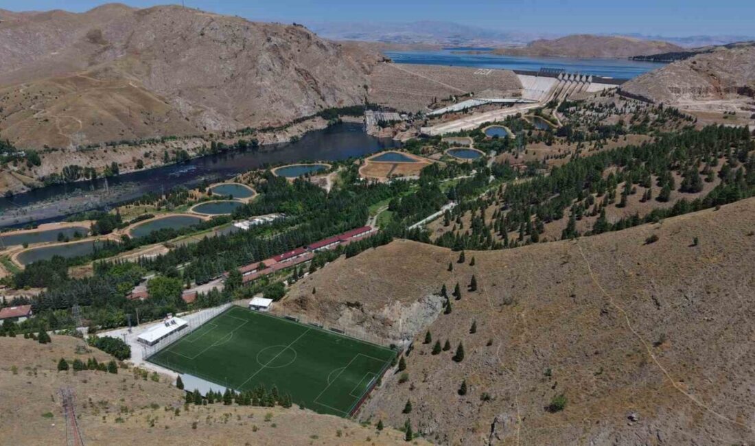 Keban Baraj Gölü manzaralı dağ dibindeki stat dronla görüntülendi Elazığ’ın Keban ilçesinde, dağ dibine ve Keban Baraj Gölü manzarasına