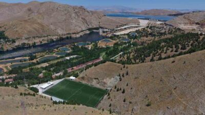 Elazığ’ın Keban ilçesinde, dağ dibine ve Keban Baraj Gölü manzarasına