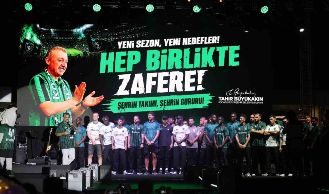 Kocaelispor, 2026-2027 sezonu öncesinde binlerce taraftarıyla buluştu. Futbolcuların tanıtıldığı gecede