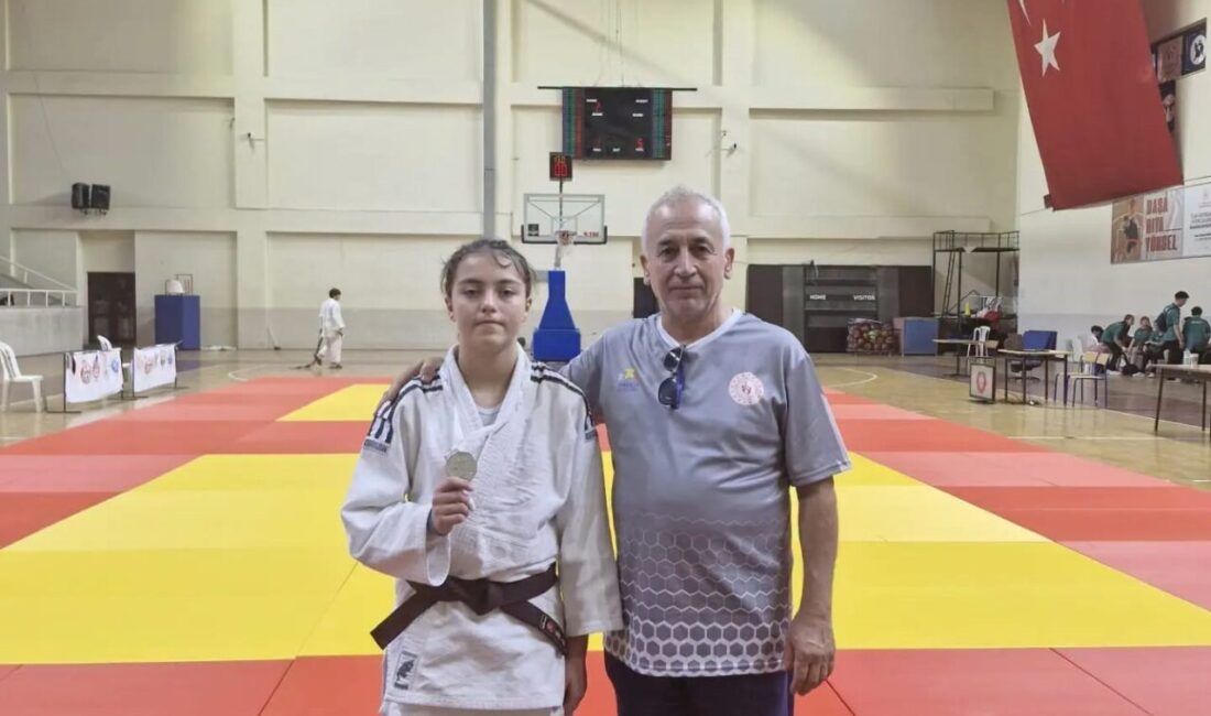 Kütahya Belediyespor Kulübü sporcusu Ela Erkaraca, Bursa’nın Gemlik ilçesinde düzenlenen