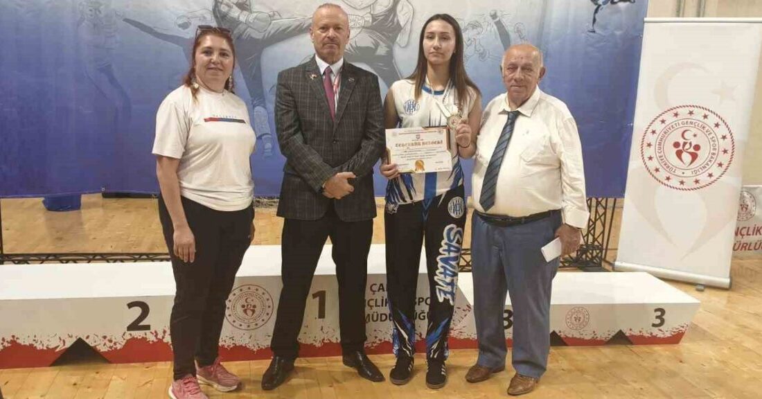 Kütahyalı genç sporcu Elif Kaya, Türkiye Savate Gençler Combat Şampiyonası’nda