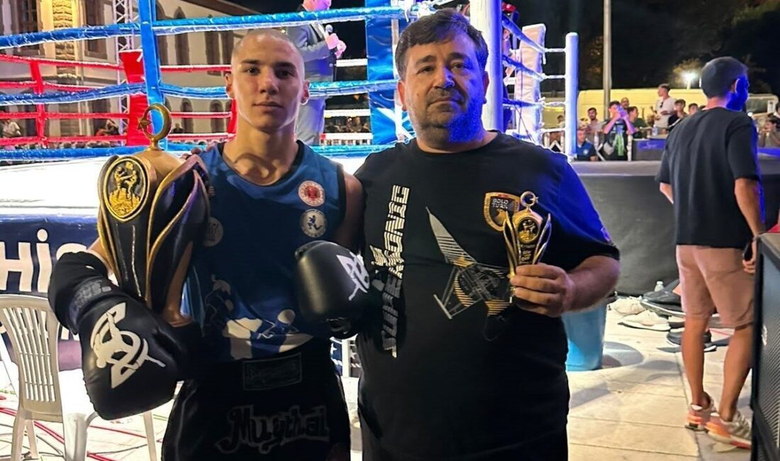 Manisalı Ömer, binlerce kişinin önünde şampiyonluk kupasını kaldırdı Afyonkarahisar’da düzenlenen profesyonel Muaythai gecesinde 54 kilo Elit Class kategorisinde