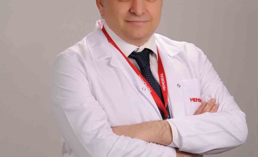 Masa başında çalışanlara omurga sağlığı uyarısı Masa başında uzun süre hareketsiz çalışmanın omurga sağlığını olumsuz etkileyebileceğini