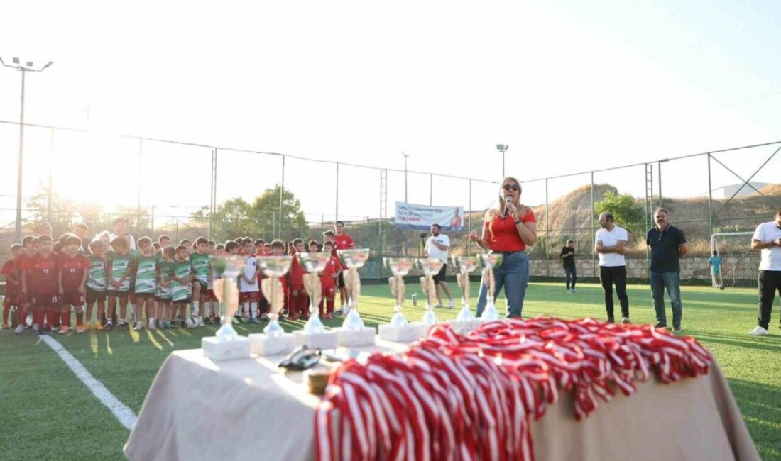 Merkezefendi’de turnuva şampiyonlarına ödülleri verildi Merkezefendi Belediyesi’nce 30 Ağustos Zafer Bayramı’na özel güreş, voleybol, pickleball,