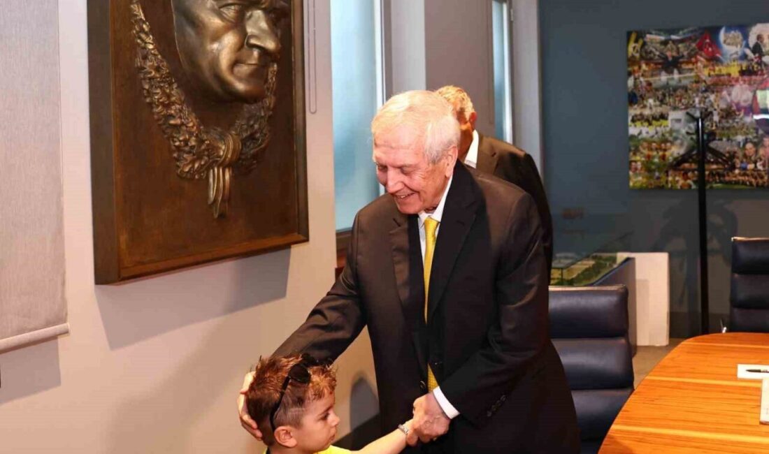 Minik taraftar Göktuğ, Başkan Aziz Yıldırım ve yöneticilerle buluştu Fenerbahçe’nin Süper Lig’in açılış haftasında Gençlerbirliği ile oynadığı müsabakada üzerinde