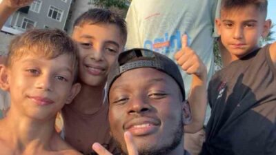 SAMSUN (İHA) – Samsunspor’un Çadlı forvet oyuncusunu gören çocuklar, ‘Demokratik