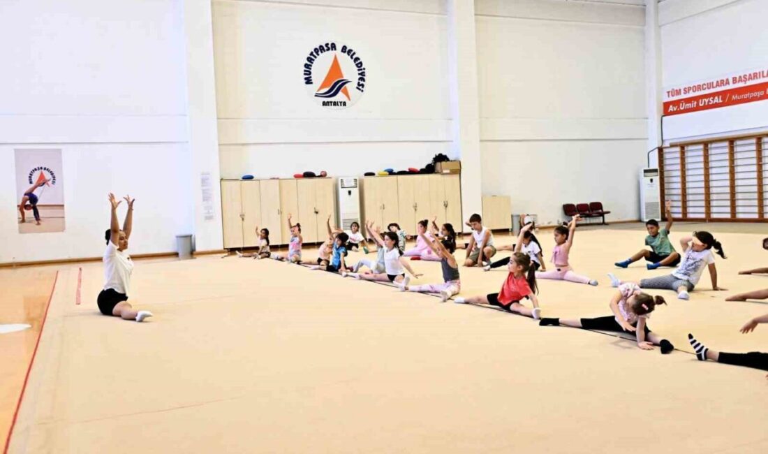 Muratpaşa Belediyesi’nin yaz spor okulları kapsamında ücretsiz düzenlediği cimnastik eğitimleri,