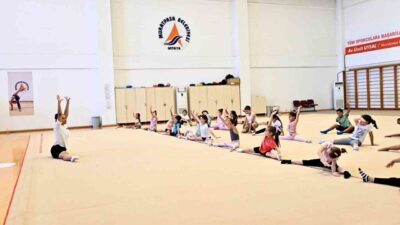 Muratpaşa Belediyesi’nin yaz spor okulları kapsamında ücretsiz düzenlediği cimnastik eğitimleri,